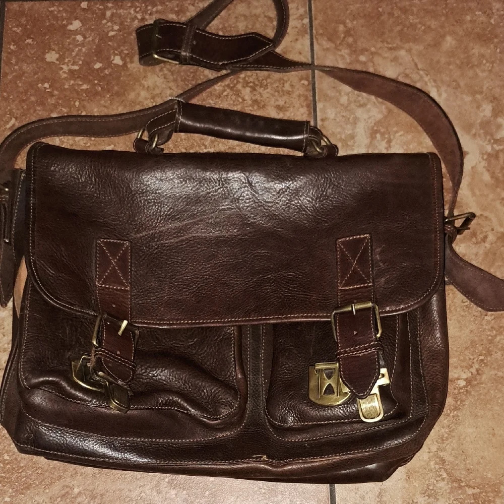Brown Leather Messenger Bag with Vintage Appeal